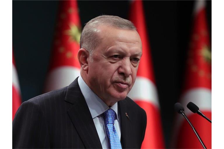 Recep Tayyip Erdogan während einer Pressekonferenz. Der türkische Präsident ersetzt seinen Finanzminister - die Währung der Türkei befindet sich schon länger auf Talfahrt. Foto: -/Turkish Presidency/AP/dpa