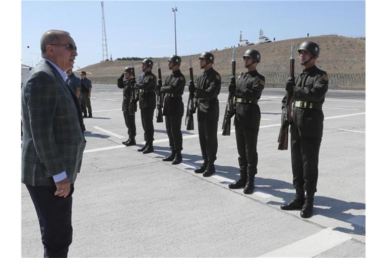 Recep Tyyip Erdogan (l) beim Besuch einer militärischen Ehrenwache in Bursa. Foto: Pool Presidenial Press Service/AP