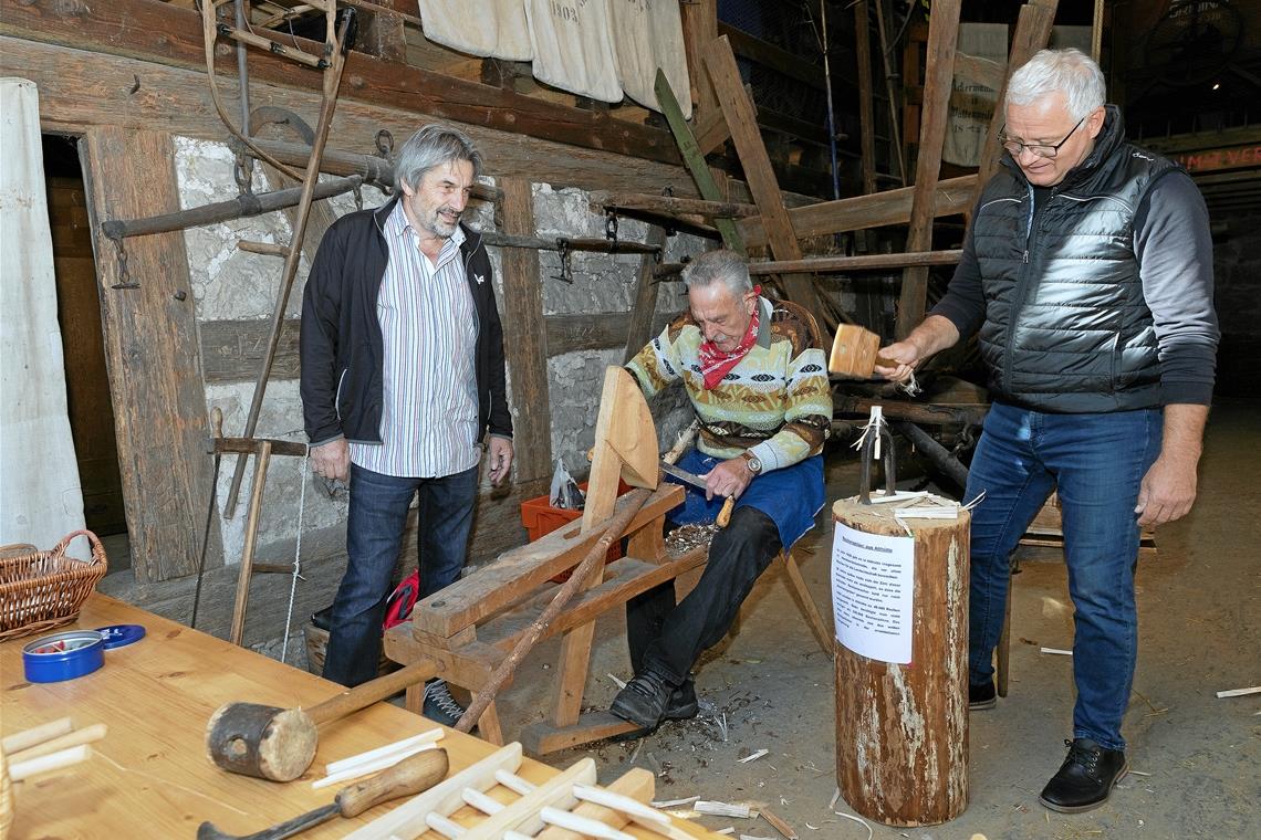 Rechen aus Althütte für das ganze Land Rechenspitzer zu Gast (von links): Der Vorsitzende des Heimatvereins Weissacher Tal, Jürgen Hestler, hatte die Experten Helmut Dreher (am Schneidbock) und Markus Frank (am Rechenzahneisen), beide aus Althütte, zur Vorführung ins Heimatmuseum eingeladen. Foto: J. Fiedler