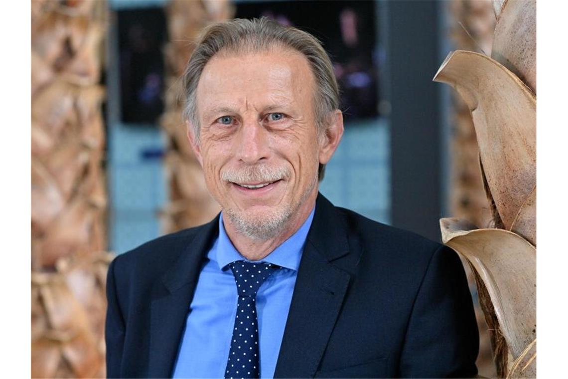 Daum: Schalke steigt als Letzter ab - Bayern wird Meister Rechnet damit, dass Schalke absteigen wird: Christoph Daum, ehemaliger Fußballtrainer. Foto: Peter Kneffel/dpa