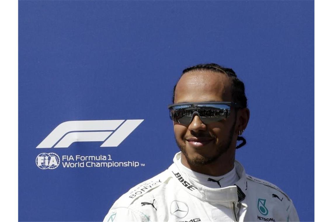 Vettel glaubt an Titel - Hamilton rechnet mit Dreikampf Rechnet mit starker Konkurrenz beim Rennen in Silverstone: Lewis Hamilton. Foto: Claude Paris/AP
