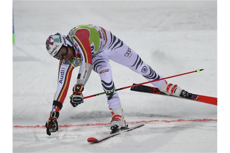 Rechnet sich etwas im Parallel-Riesenslalom aus: Stefan Luitz. Foto: Alessandro Trovati/AP/dpa
