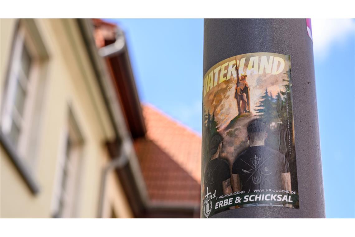 Rechte Umtriebe: Ein Hilferuf aus Brandenburg und die Folgen Rechte Aufkleber findet man an vielen Orten in Spremberg.