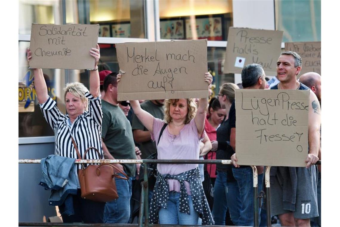 Urteil: NPD-Demo gegen kritische Journalisten ist zulässig Rechte Gruppen demonstrieren im August 2018 nach den Ereignissen in Chemnitz, wo nach einem Streit ein 35-Jähriger Mann erstochen wurde: „Merkel mach die Augen auf“ und „Lügenpresse halt die Fresse“. Foto: Henning Kaiser/dpa