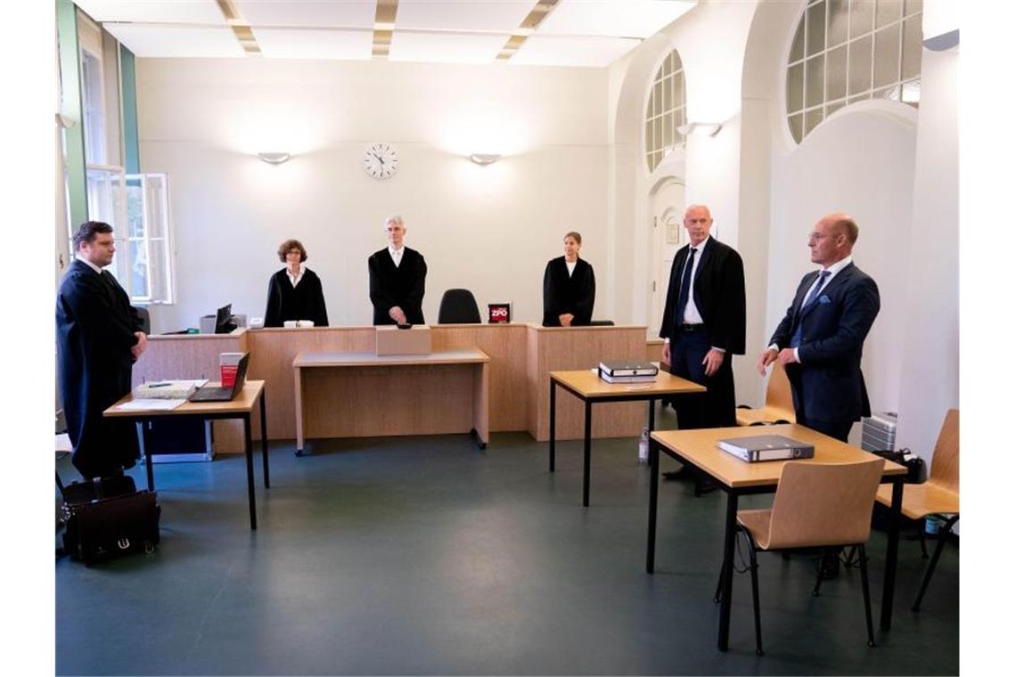 Rechtsanwalt Andreas Schoemaker (l), Vertreter von Andreas Kalbitz, Alexander Wolf (r), AfD-Bundesvorstand, und der Rechtsanwalt der Partei, Joachim Steinhöfel (2.v.r), vor dem Beginn der Verhandlung am Berliner Landgericht. Foto: Kay Nietfeld/dpa