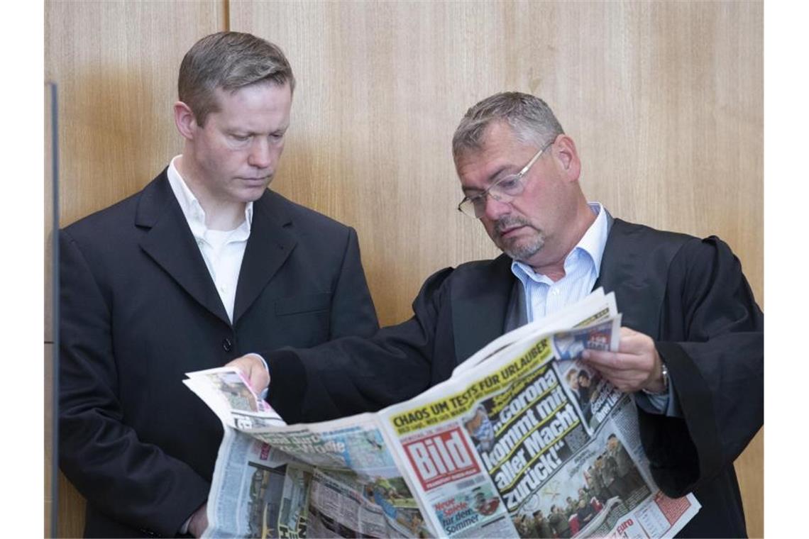 Rechtsanwalt Frank Hannig (r) verteidigt den Angeklagten Stephan Ernst (l) nicht länger. Foto: Boris Roessler/dpa