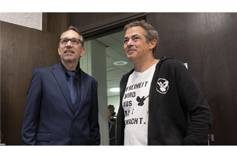 Rechtsanwalt Ralf Ludwig (links) und „Querdenken“-Gründer Michael Ballweg. Jetzt vertritt Ludwig auch einen der Beschuldigten der Aschermittwochs-Ausschreitungen in Biberach.