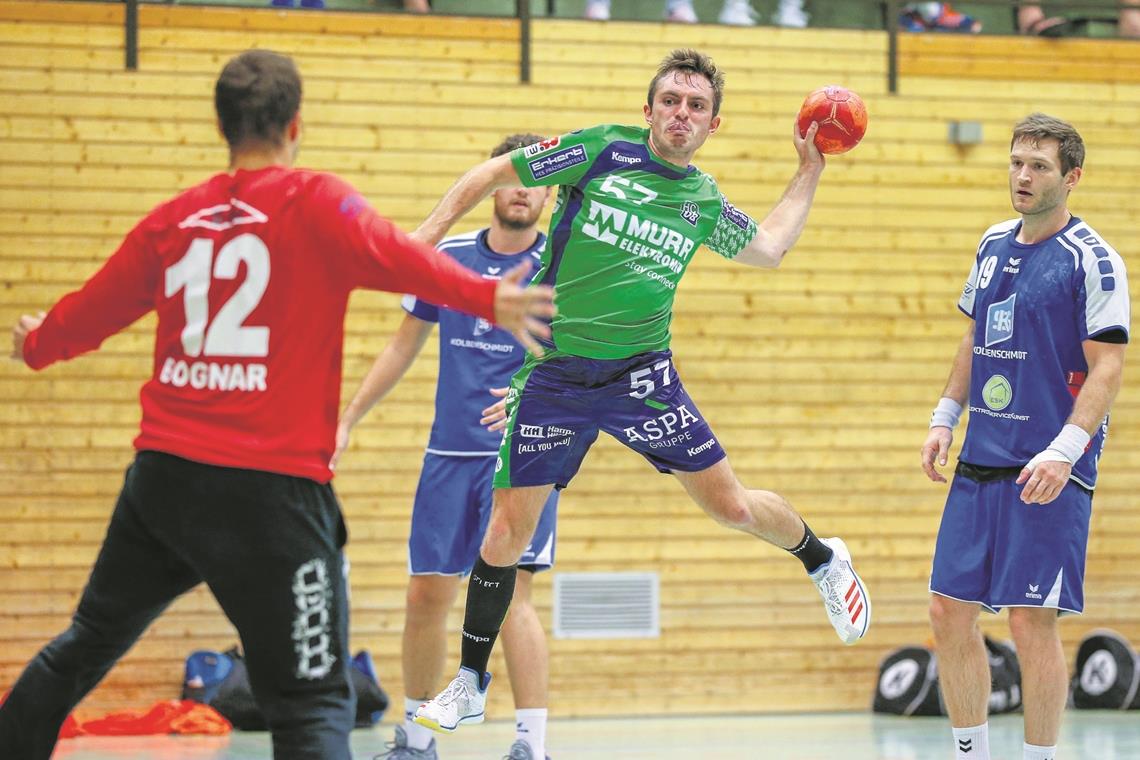 Weiße Heimweste soll sauber bleiben Rechtsaußen Lukas Köder nimmt mit dem HC Oppenweiler/Backnang Anlauf zum vierten Sieg im vierten Heimspiel der Saison. Foto: A. Becher