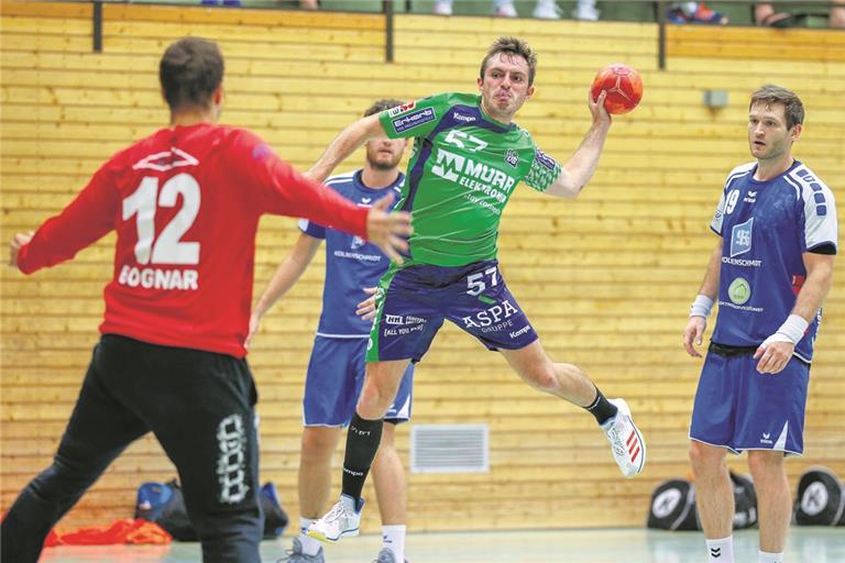 Rechtsaußen Lukas Köder nimmt mit dem HC Oppenweiler/Backnang Anlauf zum vierten Sieg im vierten Heimspiel der Saison. Foto: A. Becher