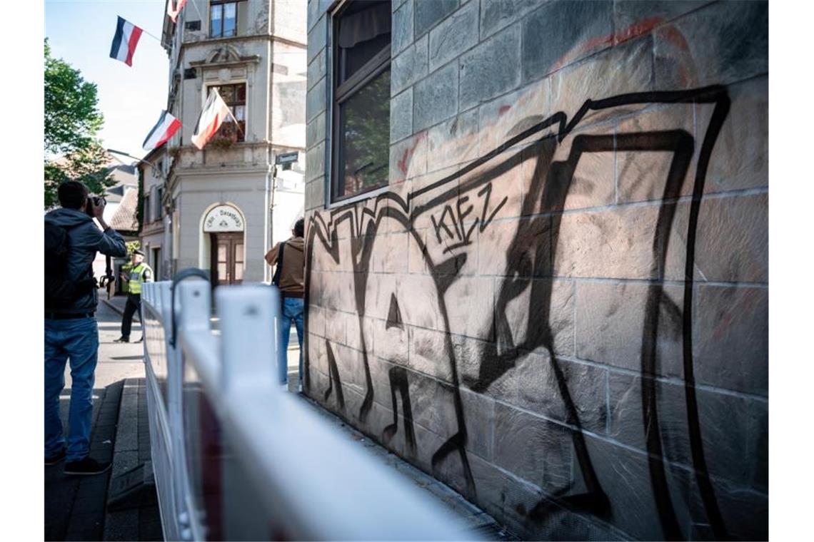 Rechtsextreme Graffiti und Fahnen in einer Straße in Dortmund. Foto: Fabian Strauch/dpa