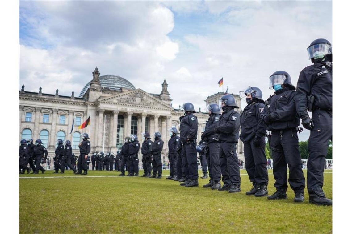 Rechtsextreme nutzen Corona-Proteste für sich Rechtsextremisten versuchen nach Erkenntnissen der deutschen Sicherheitsbehörden, die Proteste gegen Corona-Auflagen für sich zu nutzen. Foto: Jörg Carstensen/dpa