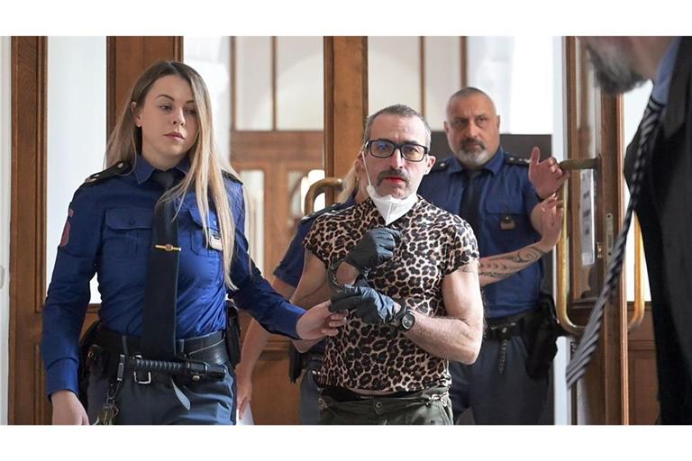 Rechtsextremistin Marla Svenja Liebich (M) wird im Landgericht Pilsen in den Saal begleitet.