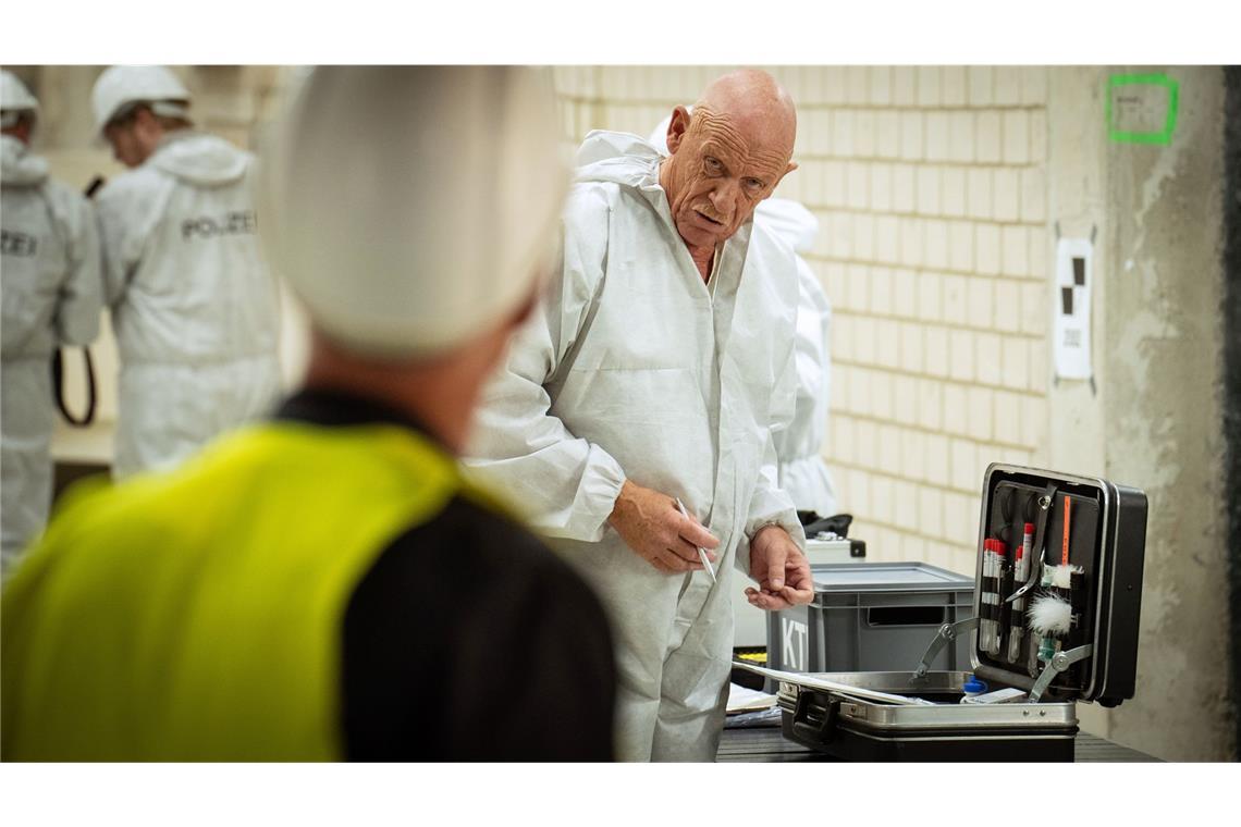 Rechtsmediziner Dr. Roth (Joe Bausch) ist sich sicher: Der Fundort der Toten ist nicht der Tatort.