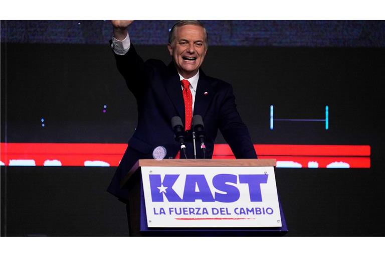 Rechtspolitiker Kast zieht als Favorit in die Stichwahl ein.