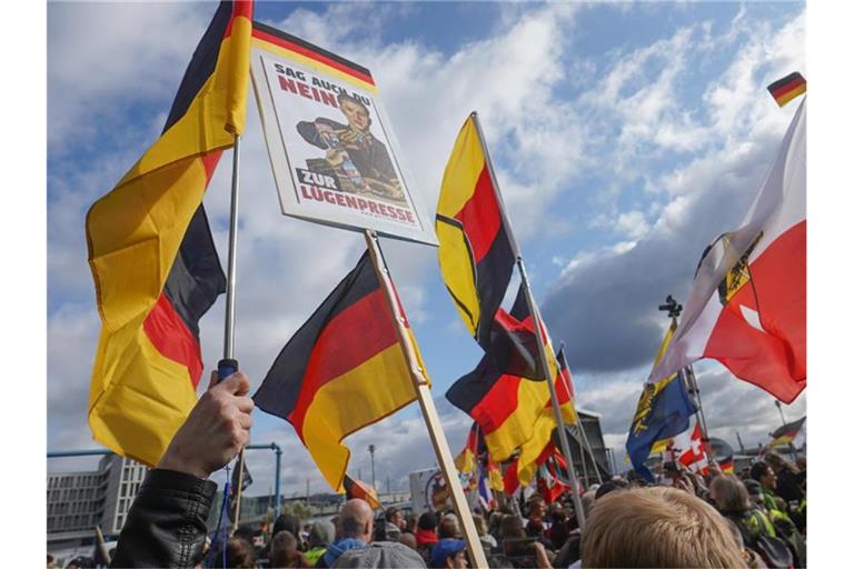 Rechtspopulisten fordern bei einer Kundgebung in Berlin „Sag auch Du Nein zur Lügenpresse“. Foto: Jörg Carstensen/dpa