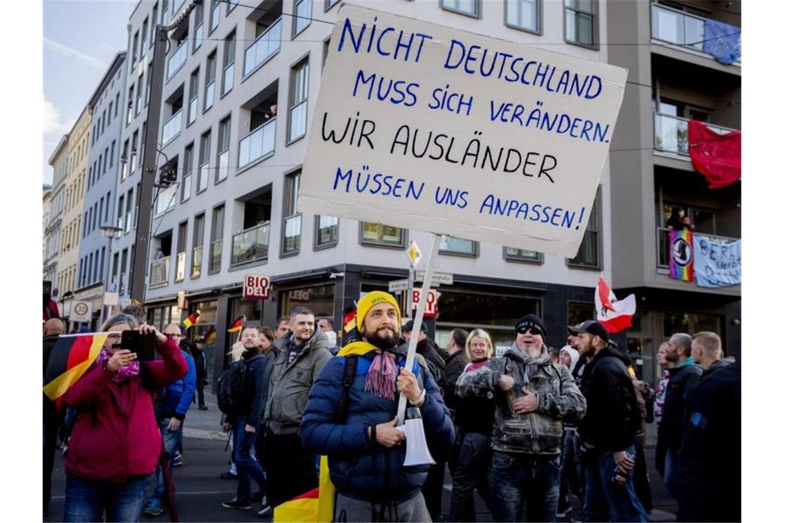 Rechtspopulistische Demonstration: Rund jeder zehnte Jugendliche wird von Experten in die Kategorie der „Nationalpopulisten“ eingestuft, die fast allen abgefragten populistischen Aussagen zustimmen. Foto: Christoph Soeder/zb/dpa