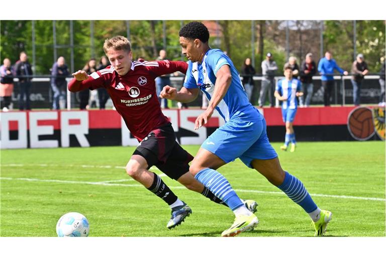Rechtsverteidiger David Udogu (re.) kommt zu den Kickers. 
Archivfoto:  imago/Zink