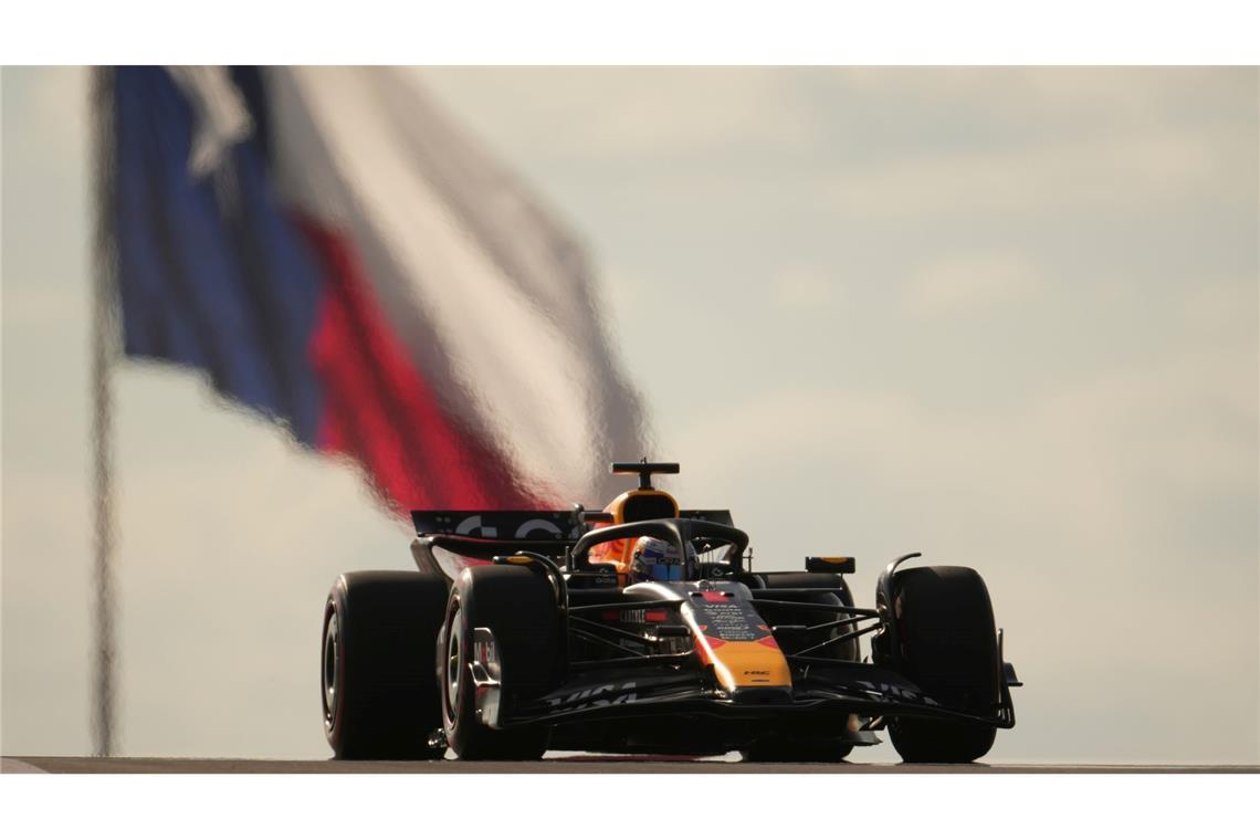 Bilder des Tages Red-Bull-Pilot Max Verstappen aus den Niederlanden steuert sein Auto während der Qualifikation zum Großen Preis der USA.