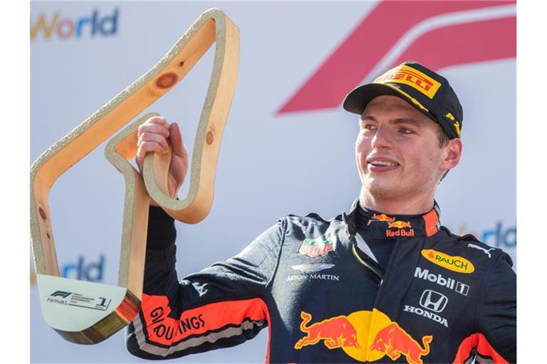 Red-Bull-Pilot Max Verstappen bejubelt seinen Sieg auf dem Kurs in Österreich. Foto: Georg Hochmuth/APA