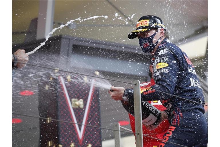 Red-Bull-Pilot Max Verstappen feiert seinen Sieg beim Großen Preis von Monaco. Foto: Sebastien Nogier/Pool EPA/dpa