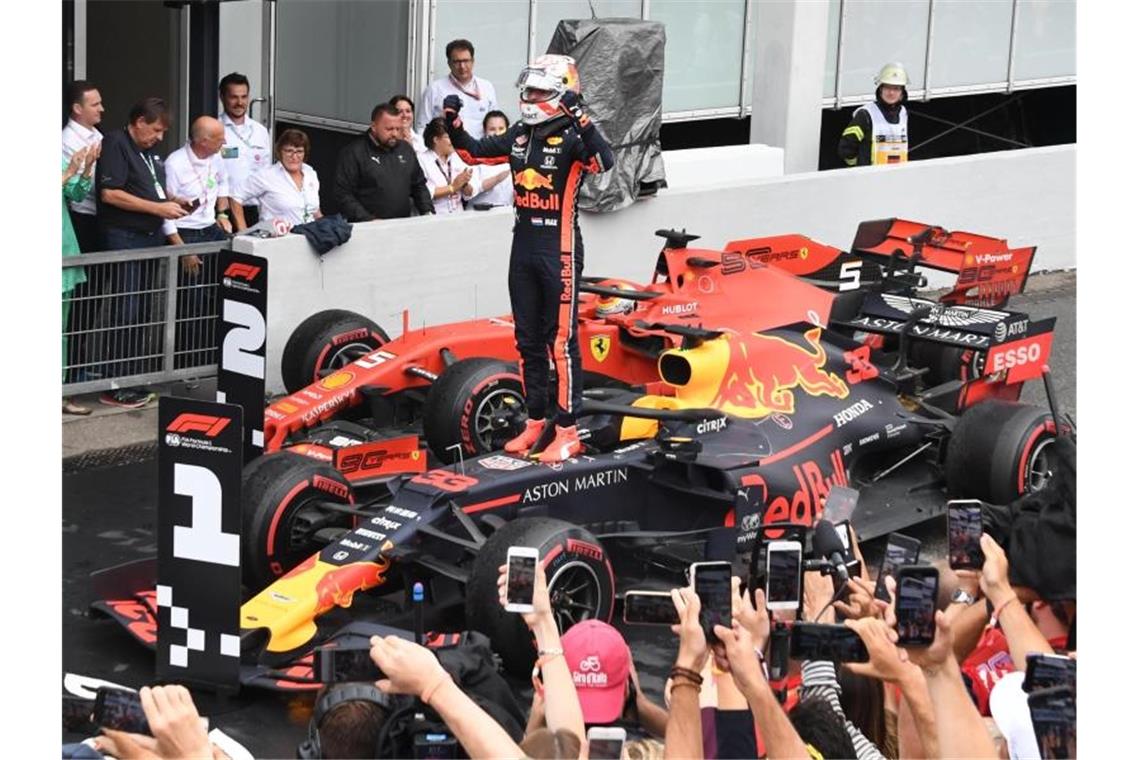 Furiose Aufholjagd von Vettel im Hockenheim-Chaos Red-Bull-Pilot Max Verstappen jubelt nach seinem Sieg am Hockenheimring. Foto: Uli Deck