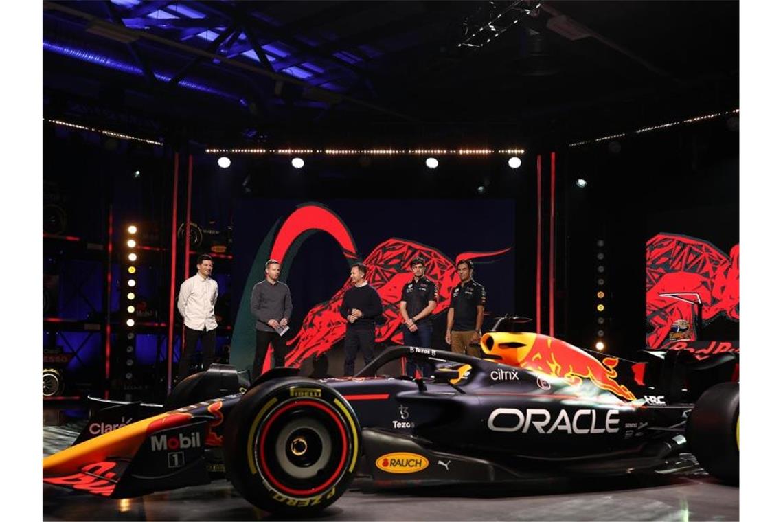 Verstappens neuer Rennwagen RB18 enthüllt Red Bull Racing-Teamchef Christian Horner (M), und die Red-Bull-Piloten Max Verstappen (2.v.r) und Sergio Perez (r), stehen hinter neuen Rennwagen RB18. Foto: Brynn Lennon/Red Bull Handout/PA Media/dpa