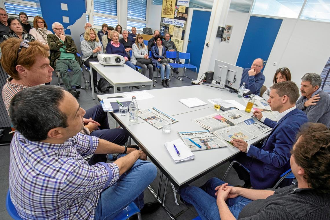 Die Redaktion öffnet ihre Türen für die Leser Redaktionskonferenz mal anders: Dass Leser sehen und hören, was dabei besprochen wird, gab es bislang noch nie. Täglich treffen sich die Mitglieder der Redaktion, um über die aktuelle Ausgabe der Zeitung zu sprechen, die des Vortags zu kritisieren und die nächste zu planen.Fotos: A. Becher