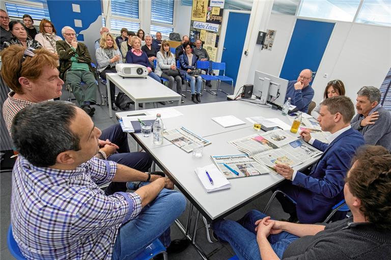 Redaktionskonferenz mal anders: Dass Leser sehen und hören, was dabei besprochen wird, gab es bislang noch nie. Täglich treffen sich die Mitglieder der Redaktion, um über die aktuelle Ausgabe der Zeitung zu sprechen, die des Vortags zu kritisieren und die nächste zu planen.Fotos: A. Becher