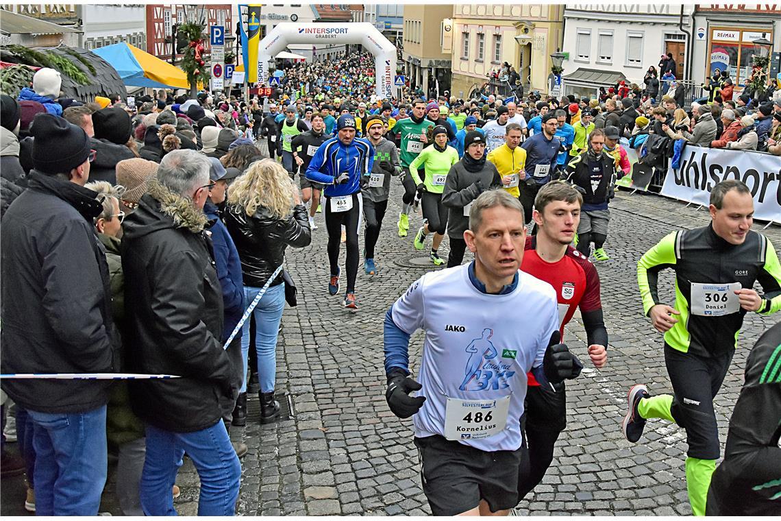 Redaktionsleiter der BKZ Kornelius Fritz (vorne) beim 10 km-Lauf. Silvesterlauf ...