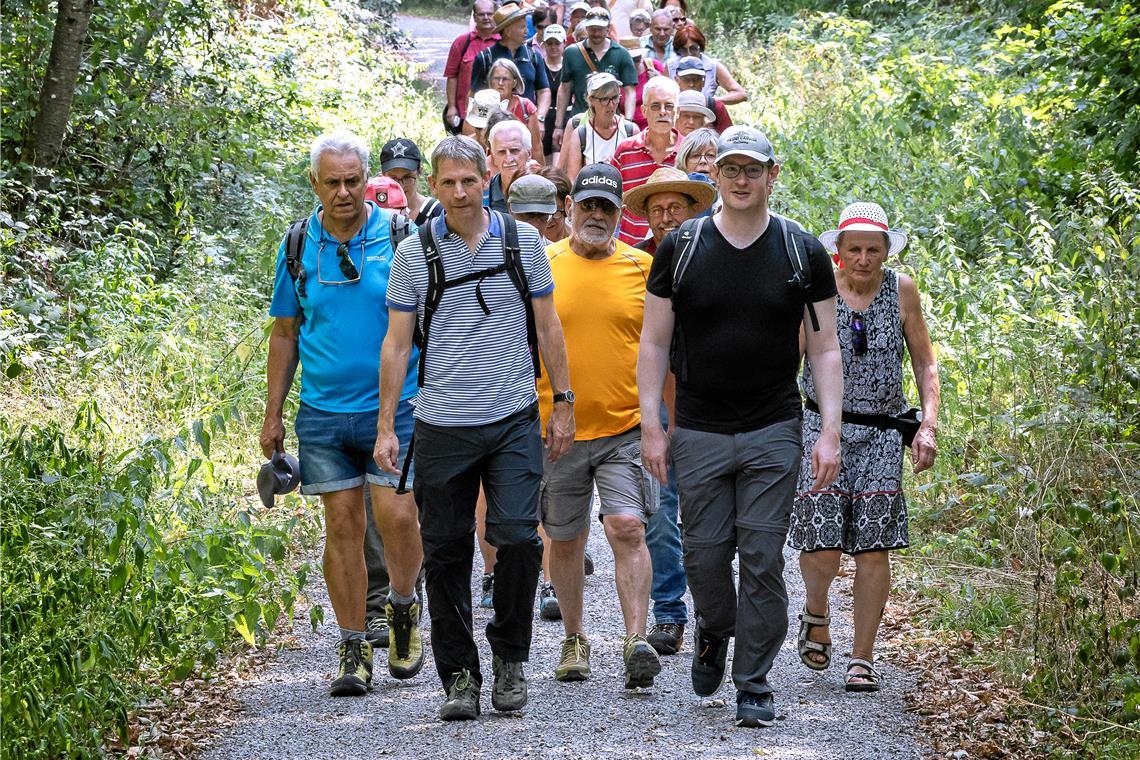 Redaktionsleiter Kornelius Fritz (gestreiftes T-Shirt) und Oberbürgermeister Maximilian Friedrich (schwarzes T-Shirt) führen die Gruppe durch den Größewald. Fotos: Alexander Becher