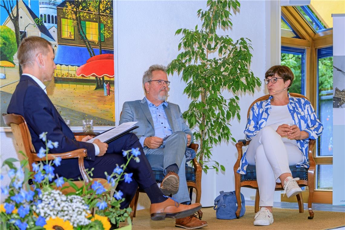 Redaktionsleiter Kornelius Fritz moderiert die Gesprächsrunde mit Wolfgang Sartorius und Saskia Esken (von links). Fotos: Stefan Bossow