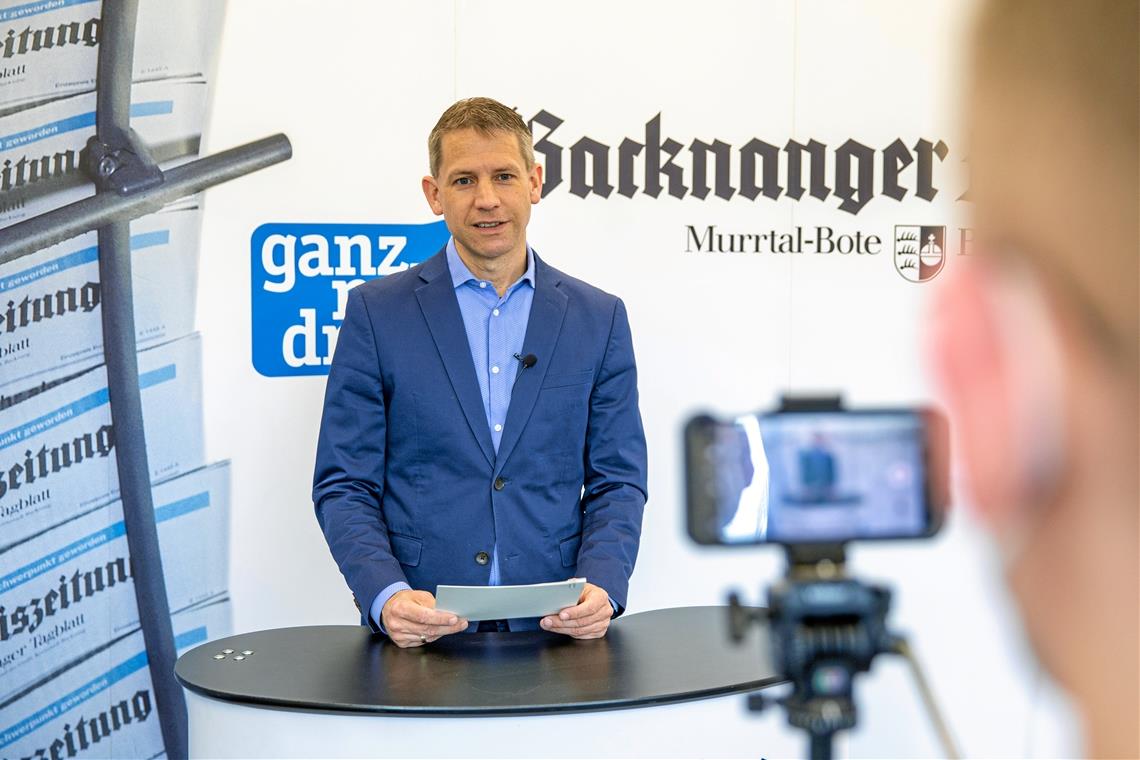 Redaktionsleiter Kornelius Fritz moderiert die digitale Preisverleihung im Studio in Backnang. Foto: A. Becher