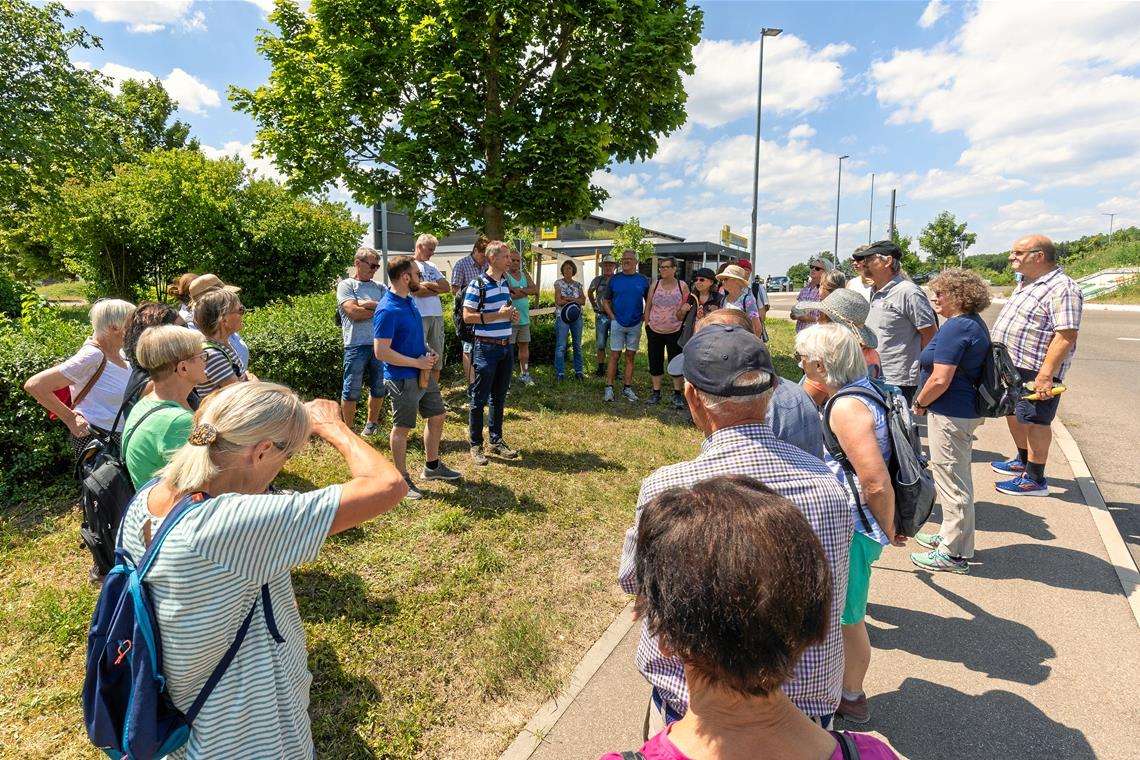 Wandertag in Auenwald: Vorbei an Dolinen und Skiliften Redaktionsleiter Kornelius Fritz und Bürgermeister Kai-Uwe Ernst begrüßen in Lippoldsweiler rund 35 Wanderlustige. Fotos: Alexander Becher