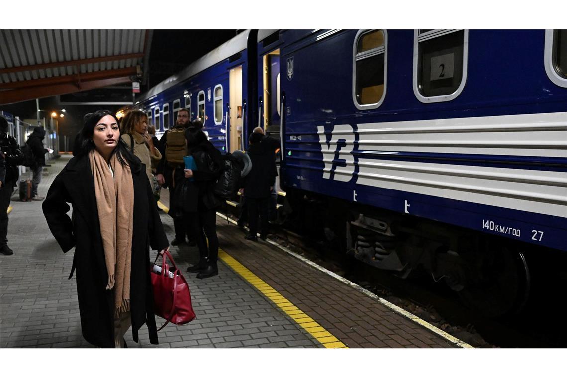 Alabali Radovan wirbt in Kiew für deutsche Investitionen Reem Alabali Radovan (SPD), Bundesministerin für wirtschaftliche Zusammenarbeit und Entwicklung, steht auf ihrer Reise nach Kiew am Bahnsteig in Polen.