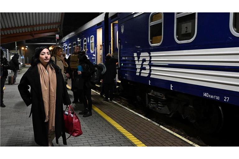 Reem Alabali Radovan (SPD), Bundesministerin für wirtschaftliche Zusammenarbeit und Entwicklung, steht auf ihrer Reise nach Kiew am Bahnsteig in Polen.