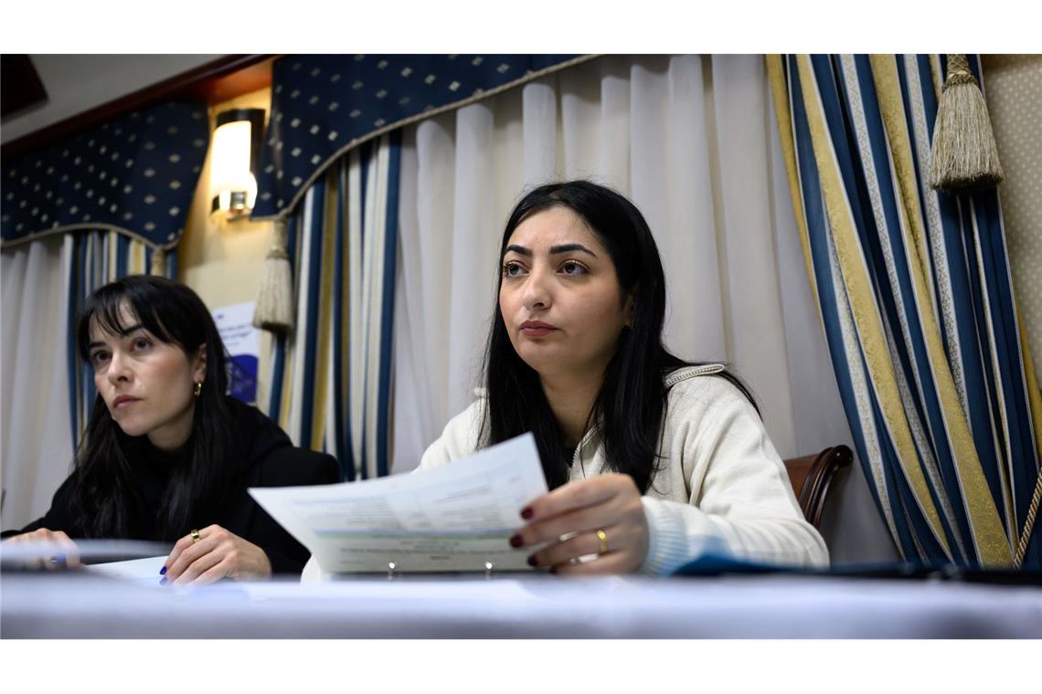 Alabali Radovan wirbt in Kiew für deutsche Investitionen Reem Alabali Radovan (SPD, r), Bundesministerin für wirtschaftliche Zusammenarbeit und Entwicklung, und Pressesprecherin Aline Abboud besprechen im Zug nach Kiew das Reiseprogramm.