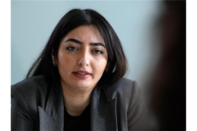 Reem Alabali-Radovan (SPD), Staatsministerin und Beauftragte der Bundesregierung für Migration, Flüchtlinge und Integration, beim dpa-Interview im Bundeskanzleramt. Foto: Bernd von Jutrczenka/dpa