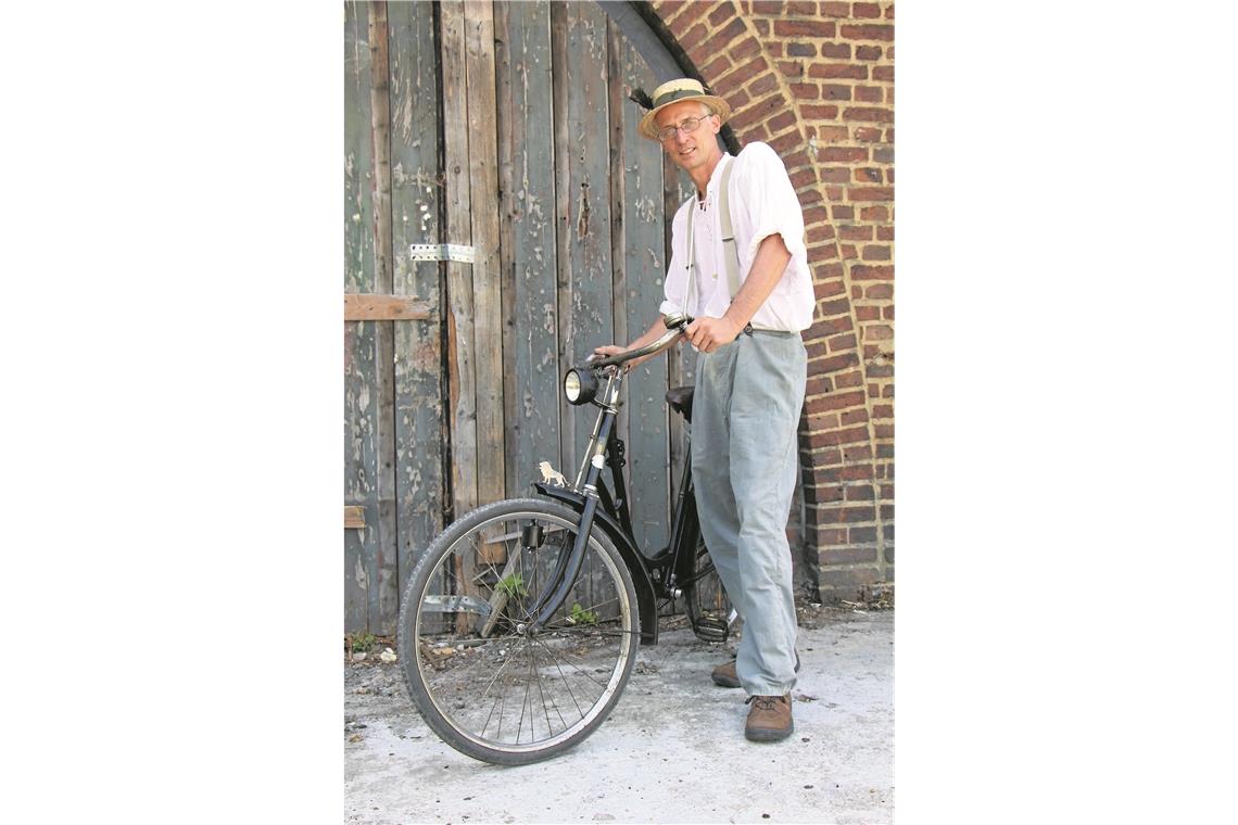 Von Nähkursen zu Fahrrädern Referent Hans-Jörg Gerste mit einem Fahrrad der Firma Hahn. Foto: privat