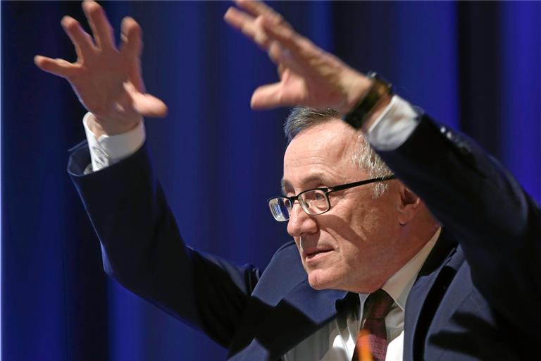 Referent Wilhelm Bauer gestikulierte bei seinem digitalkompetenten Vortrag über künstliche Intelligenz bisweilen so entfesselt, als sei er der Maestro und wolle die Füenf dirigieren, die als virtuose Beherrscher einer Analogtechnologie namens Kreativer Irrwitz auftraten. Foto: B. Büttner