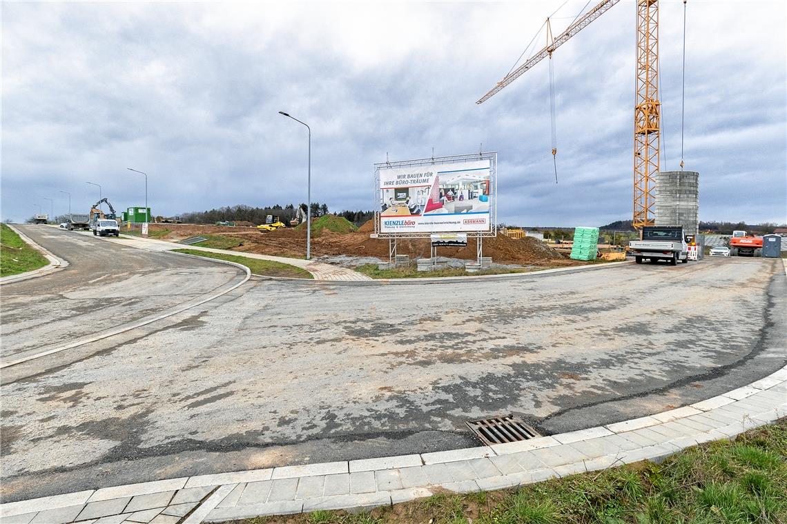 Dritter Abschnitt Lerchenäcker füllt sich Rege Bautätigkeit am Ende der Manfred-von-Ardenne-Allee. Demnächst wird an sechs Baustellen nebeneinander gleichzeitig gearbeitet. Fotos: J. Fiedler