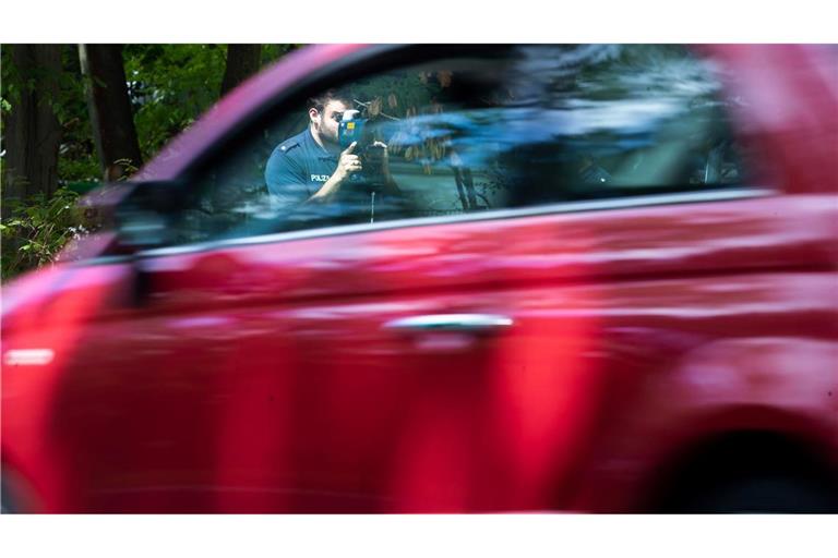 Regelmäßige Kontrollen sollen dazu beitragen, die Zahl der Verstöße gegen die Höchstgeschwindigkeit zu verringern. (Archivfoto)