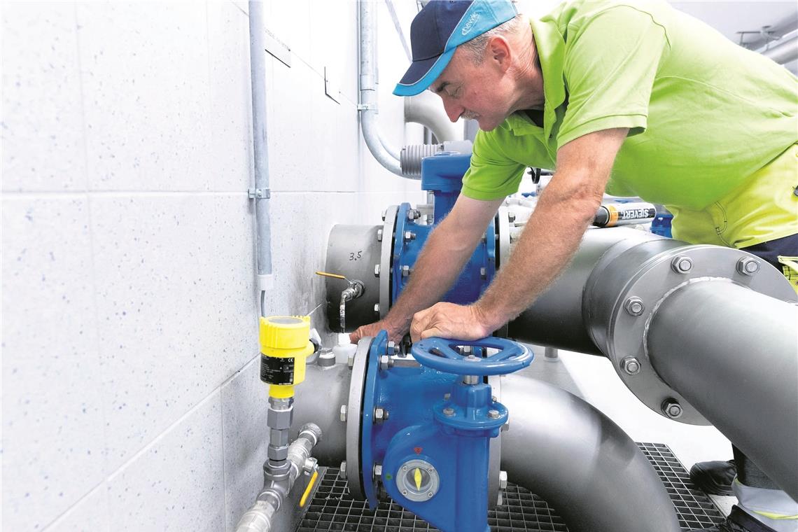 „In Backnang muss man nicht knausern“ Regelmäßige Kontrollen sollen die Qualität des Wassers sicherstellen. Hermann Wahl, als Vorarbeiter bei den Stadtwerken zuständig für Wasser und Gas, nimmt eine Probe, die dann zur mikrobiologischen Untersuchung ans Wasserlabor der Netze BW in Stuttgart geschickt wird. Fotos: J. Fiedler