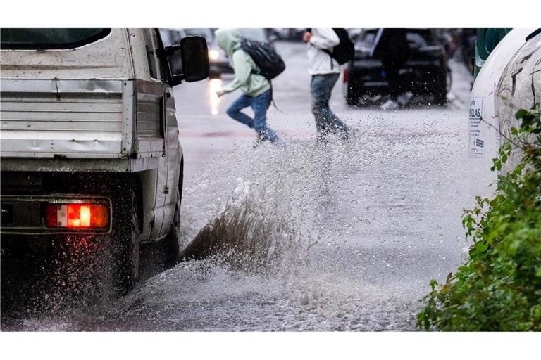 Regen bringt Segen? Von wegen! Diese Schüler in Hannover kriegen nasse Füße.