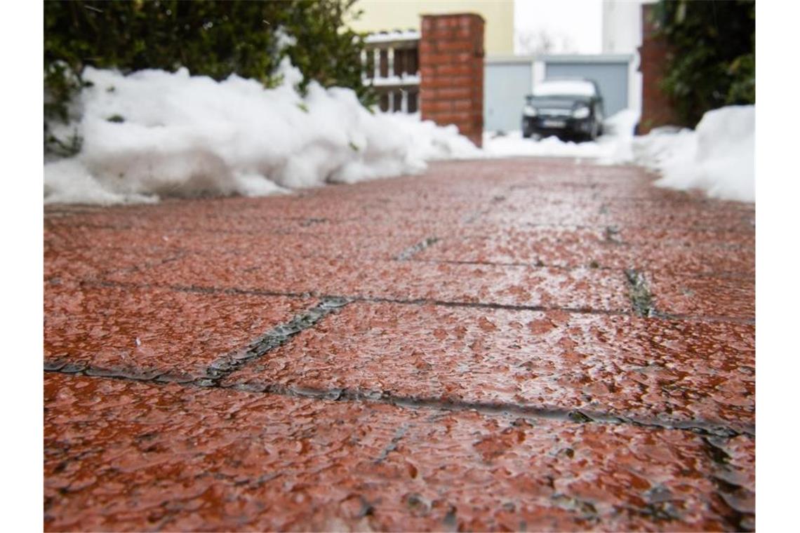 Atlantiktief sorgt für Glättegefahr Regen gefriert auf eiskaltem Boden zu einer dünnen Eisschicht. Foto: Julian Stratenschulte/dpa