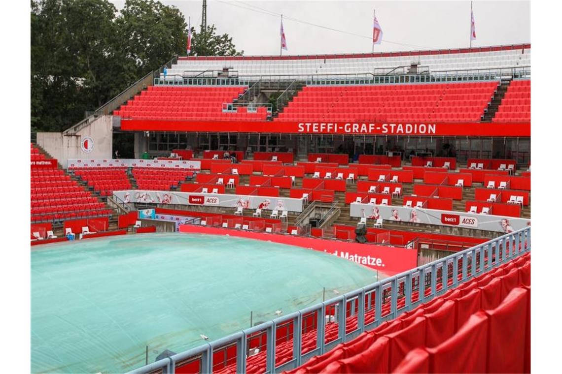 Regen in Berlin sorgte für eine Plane über dem Platz des Steffi-Graf-Stadions. Foto: Andreas Gora/dpa