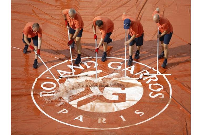 Regen in Paris: Derzeit kann bei den French Open nicht gespielt werden. Foto: Jean-Francois Badias/AP