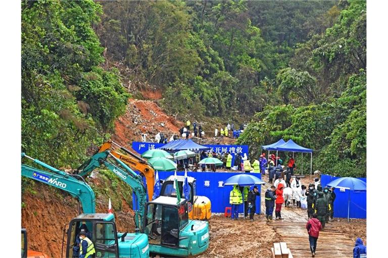 Regen und aufgeweichte Böden erschweren die Suche der Rettungskräfte. Foto: Zhou Hua/XinHua/dpa