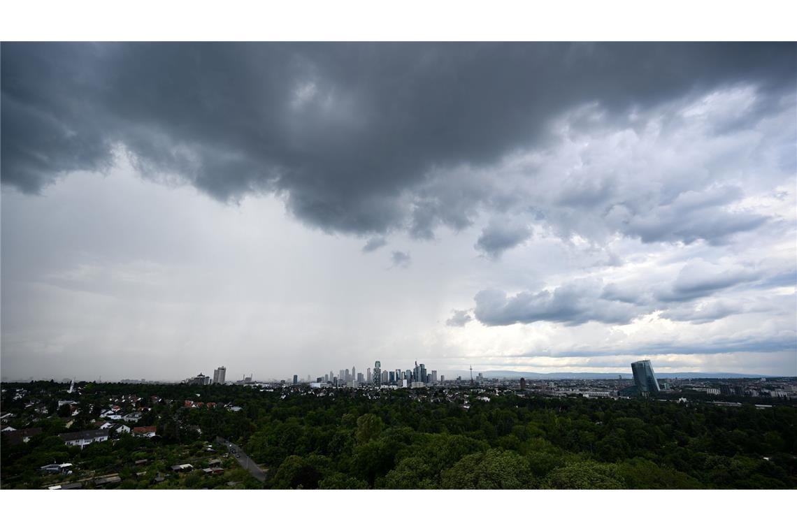 Hitze endet am Wochenende - Wetterumschwung mit Regen Regen zieht ab Sonntag in Deutschland auf. (Archivbild)