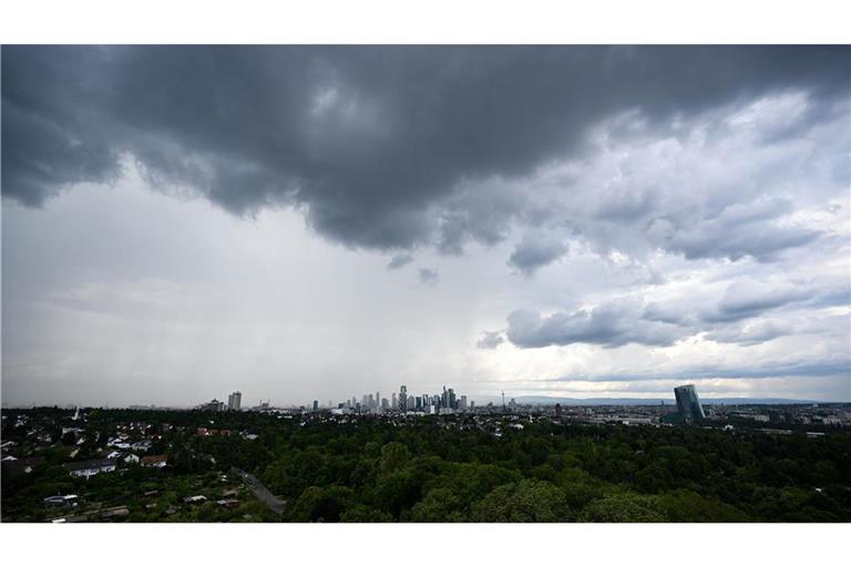 Regen zieht ab Sonntag in Deutschland auf. (Archivbild)