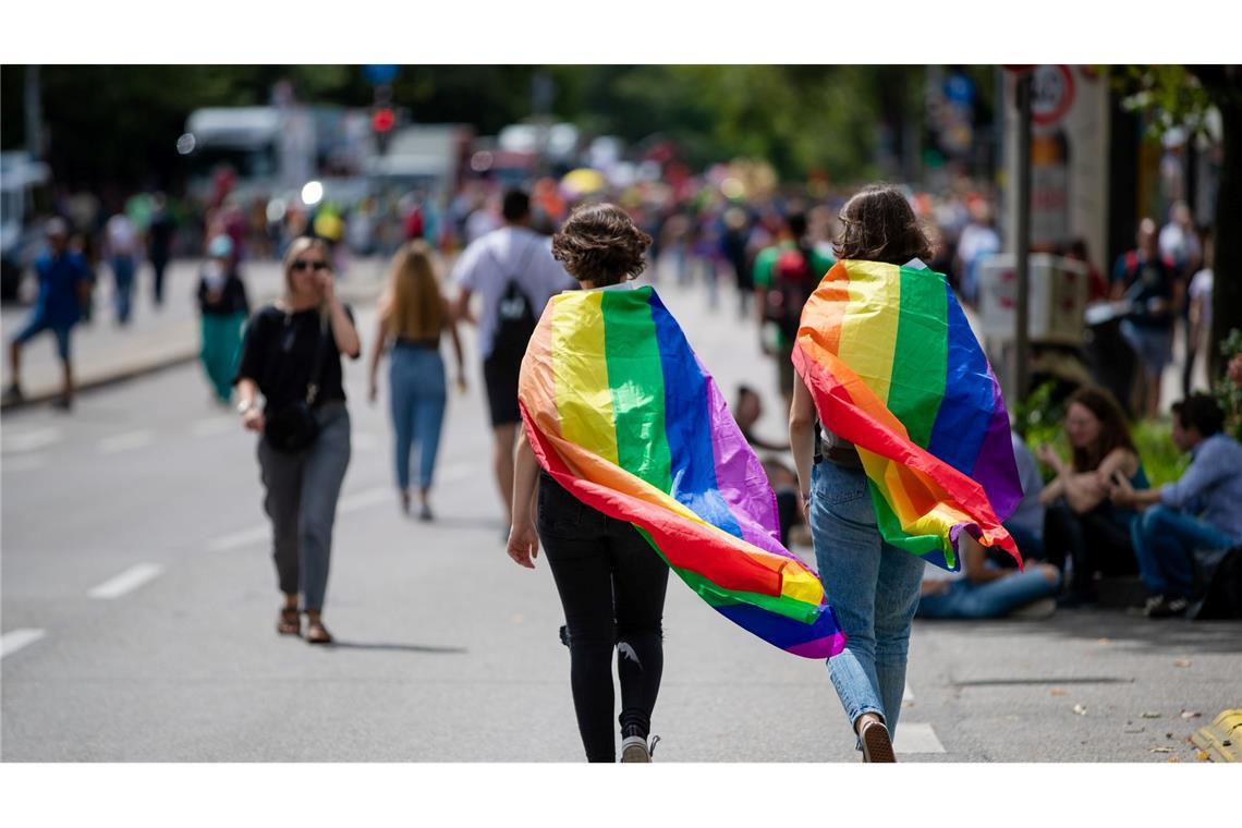 50.000 Kinder wachsen mit gleichgeschlechtlichen Eltern auf Regenbogenfamilien: Familien, in denen ein gleichgeschlechtliches Paar mit minderjährigen Kindern in einem Haushalt zusammenlebt. (Archivbild)